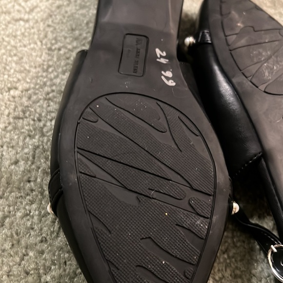 Like new Anne Klein flats with pearl design - Picture 3 of 4